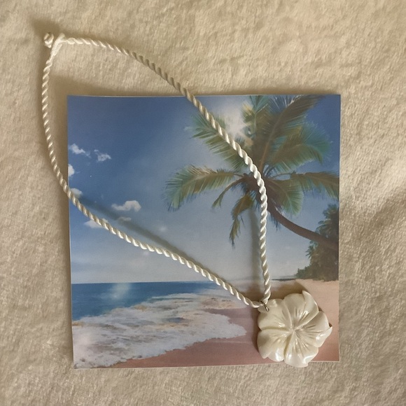 NEW ~ Carved White Pearl Shell Necklace - Picture 2 of 5